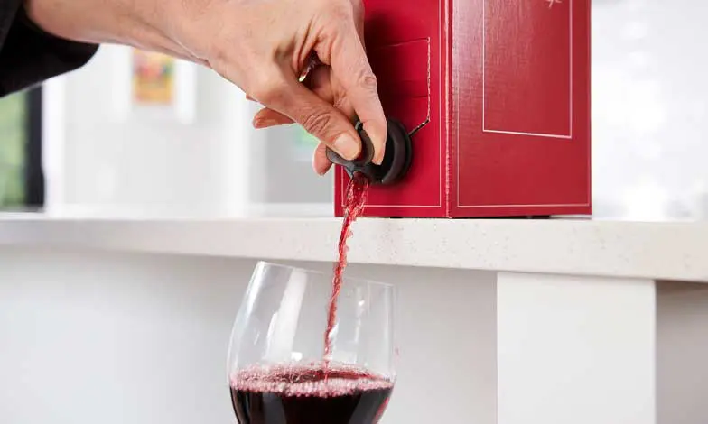 oxylock-box-4x3-1 Wine pouring out of box